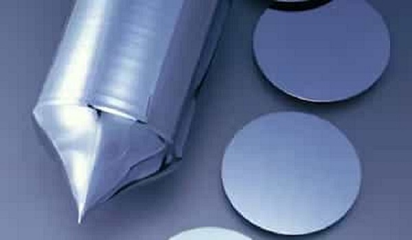 半導体が相場を下支え　円高逆風の中で日経平均は小幅続伸