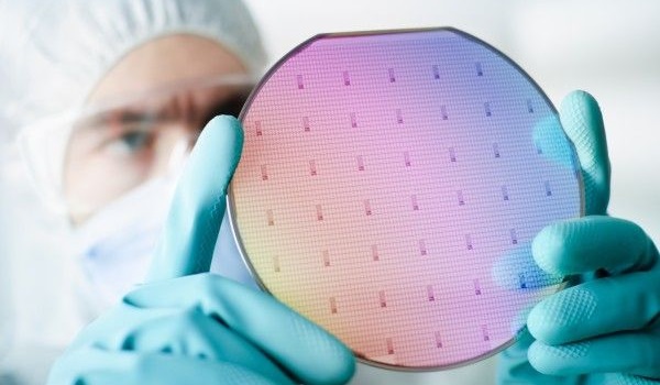 半導体特需で上方修正期待　増配・高還元が光る化学株に熱視線
